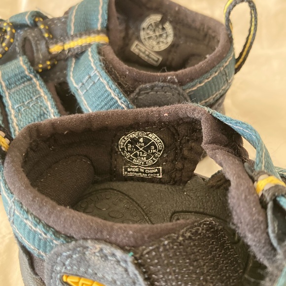 Toddler blue Keen Newport H2 sandals size 4, with covered toe and Vibram sole - Picture 2 of 6